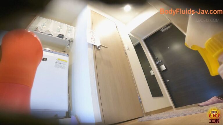 EE-499 Women Pissing in the Bathroom バスルームで小便をしている女性 (2021/FullHD/4.82 GB) 1.4465_EE-499