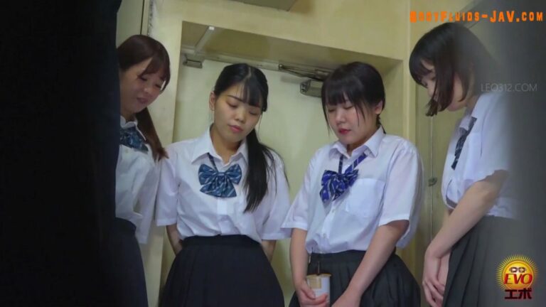 EE-743 Peeing in one Bottle, Filmed by Hidden Camera (2023/FullHD/2.07 GB) 3.5301_EE-743