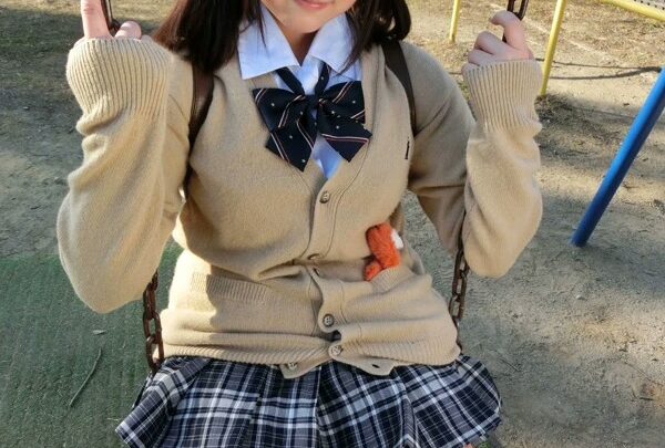 Screenshot 14 aus PCHD-005 Oota Tomoko Mesubuta Seifuku Junan 5-ninme: Irarama Kikaku Skatolo Jyakura Kumo Kumi Extreme Blu-Ma Iraramachio School Girls
