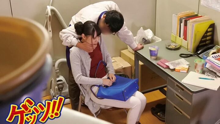 Screenshot 16 aus GEGE-020 Tsukino Yuria, Touno Anna: Die verheiratete Frau, die beim Ladendiebstahl erwischt und mit analer Bestrafung gedemütigt wurde