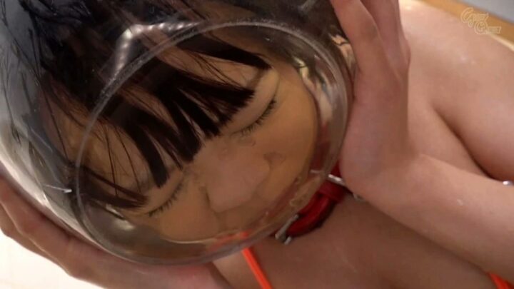 Screenshot 13 from MVG-024 七海優愛：公共廁所的變身 - 發脾氣的飛機杯女孩，135分鐘的尿飲