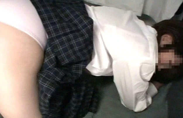 Screenshot 9 aus DANDY-053 'Nass und geil auf einer regnerischen Straße, beginne ich zu masturbieren'