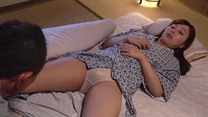 Screenshot 20 aus HBAD-369 Ogawa Momoka Babe: Showa Schönheit - Ein geheimes nächtliches Ritual des Dorfes, wo städtische Ehefrauen verführt werden und Männer auf dem Land der Versuchung nicht widerstehen können, was zu verbotenen Nächten und einem klimaktischen Racheplan von Raseimon führt.