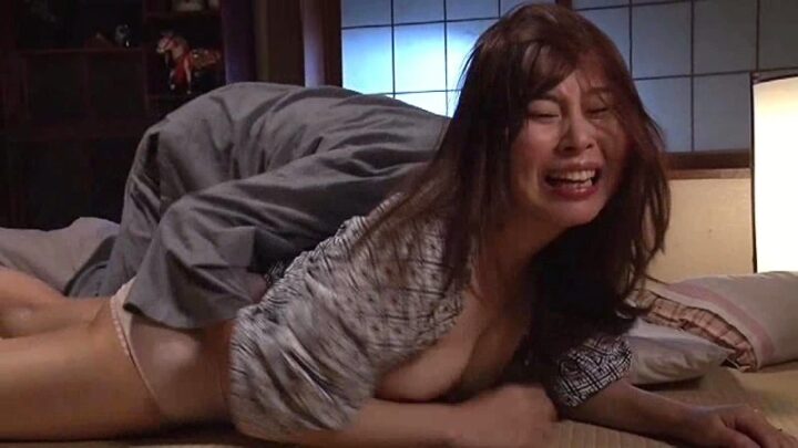 Screenshot 19 aus HBAD-369 Ogawa Momoka Babe: Showa Schönheit - Ein geheimes nächtliches Ritual des Dorfes, wo städtische Ehefrauen verführt werden und Männer auf dem Land der Versuchung nicht widerstehen können, was zu verbotenen Nächten und einem klimaktischen Racheplan von Raseimon führt.