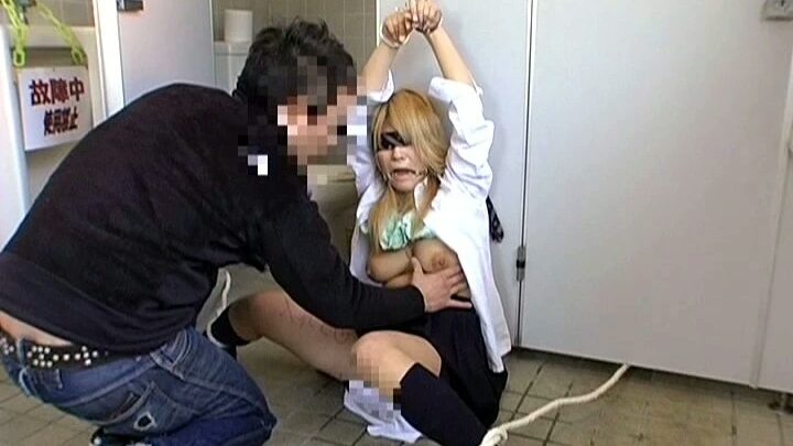 HUNT-307 橘なお: 有名な女子高生の公園トイレでの必死の快楽のリアルシーン！脱がされ、支配されたハンター (SOFT ON DEMAND) のスクリーンショット 17