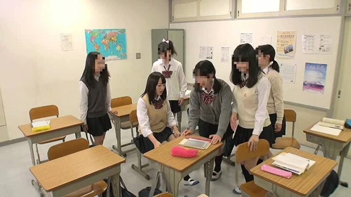Screenshot 21 from HUNTA-107 瞳真子，滨崎真央：课后留校 - 一名叛逆学生被抓到淫荡姿势，被迫穿上牛仔女孩服装和校服，处于羞辱的姿势