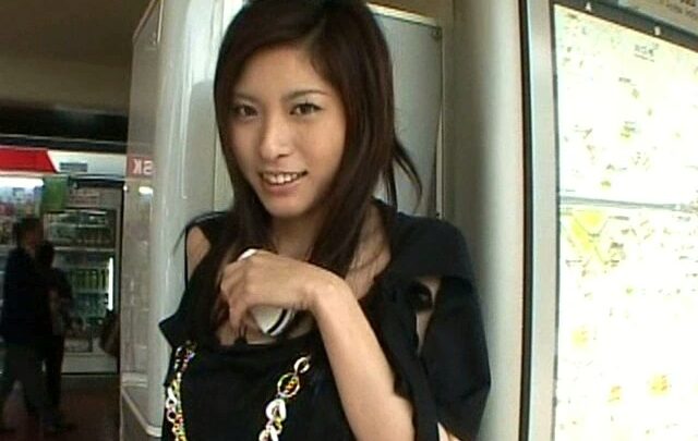 Screenshot 21 aus NHDT-469 Tachibana Riko Puchi Debut 120-Minute Actress