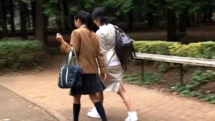 Screenshot 7 from NHDT-894 学校里的公开羞辱：窒息、呕吐和灌肠 - 与女学生的深喉和肛门游戏