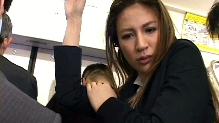 Screenshot 21 from NHDTA-130 Des OLs perverses violées et forcées à jouir à plusieurs reprises dans un train bondé