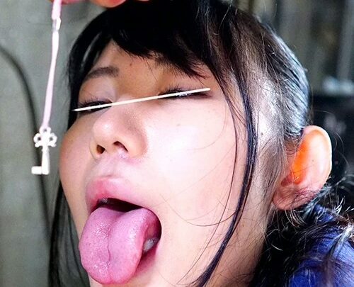 Screenshot 7 aus NHDTB-223 Miyazaki Aya, Rian Natsu: The Key to the Handcuffs is Inside the M○CO – A Half-Naked Captive Girl Pleads, ‘Please Take the Key Out’