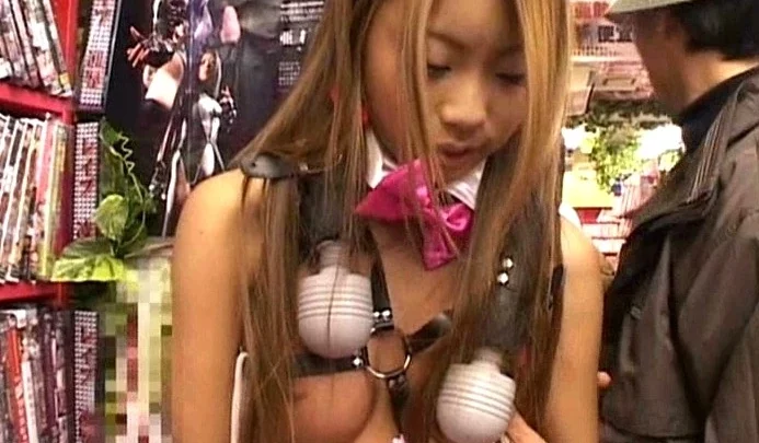 Screenshot 20 aus SVDVD-087 Enjo Zwangs-Squirting: Durch die Straßen in einer vibrierenden Strumpfhose gehen... Scatting-Planung