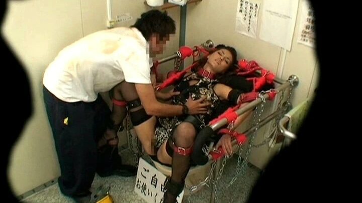 Screenshot 17 from SVDVD-135 尾沢マリア：超高級公共廁所奴隸 - 侮辱、紀律、約束、內射、群交、羞辱