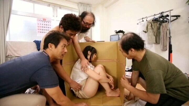 Screenshot 21 aus SVDVD-374 Onoue Wakaba Verbotenes Haustier Schwanz über Wakaba Reon Shinobu Anal Fingern und Handjob, interne Ejakulation