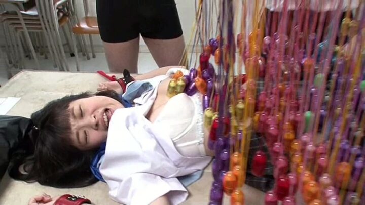 Screenshot 16 from SVDVD-475 Macchina Vibe Stupro, Ridendo Inutilmente Mentre Orgasmi Selvaggiamente: Presidente del Consiglio Studentesco Karin Maizono, Drill Uniforme Villaggio Sadico