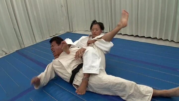 Screenshot 21 from SVDVD-565 Village Sadique : Champion Interhigh, Rang Mondial 2, Expert en Judo Réel, Championne du Japon Actuelle... Costume de Cosplay Sportif, Catcheuse Féminine