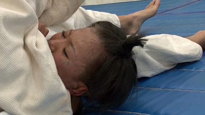 Screenshot 19 from SVDVD-565 Village Sadique : Champion Interhigh, Rang Mondial 2, Expert en Judo Réel, Championne du Japon Actuelle... Costume de Cosplay Sportif, Catcheuse Féminine