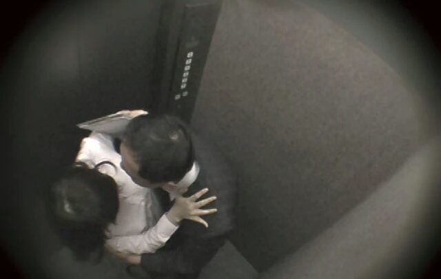 Screenshot 10 from NEWS-143: 強迫的白色西裝，對清秀辦公室女郎的支配與羞辱，新聞 (ei Ten)