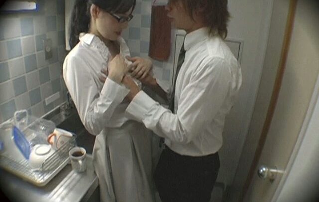 Screenshot 5 from NEWS-143: 強迫的白色西裝，對清秀辦公室女郎的支配與羞辱，新聞 (ei Ten)