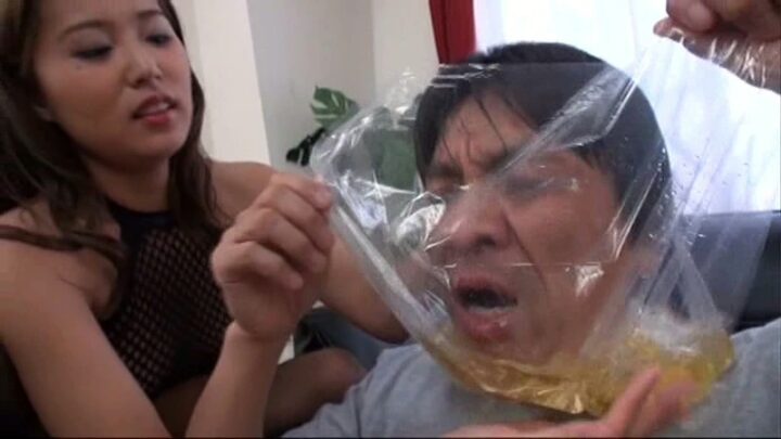 Screenshot 9 aus NEO-362 Sodomisierte Ayane Suzukawa, Satou Airi, Kasaishi Ami: Oshikko Land 2 - Sechs Schönheiten gezwungen, heiliges Wasser zu trinken