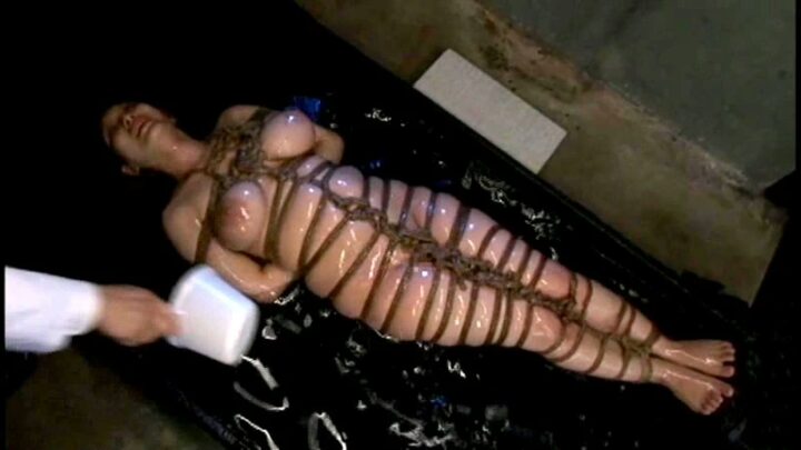 Screenshot 2 aus CMN-122 Frauen Spionage Verhörraum 11: Mizuki Yume in 00 SM Folter mit Hakenlotion 120 Minuten