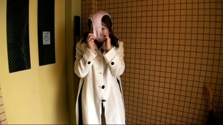 Screenshot 15 from PSI-409 Sawa Shiriyuka : Beauté plantureuse forcée à l'éjaculation publique en extérieur - 'Femme, ce n'est pas les toilettes !' 132 minutes de fellation, de masturbation manuelle, OL, secrétaire, club de piscine, divertissement, SM, sexe nasal, éjaculation, Zermen