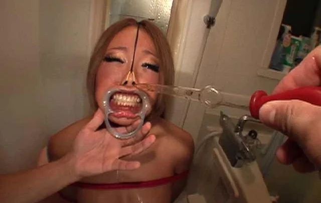 Screenshot 4 aus BXDR-002 Zerschmetterte Brüste: Cosplay Brutale Dominationsausgabe - 丰桥 Cosplay Nasen-Fick SM Folter Gal Würgen Anal Amateur