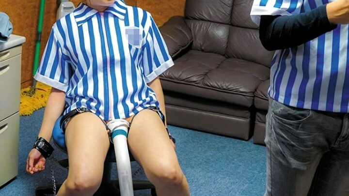 Screenshot 3 from AP-427 Kasugano Yui, Itou Mao, Wakatsuki Mizuna: Tortura y Electrocución de la Cajera de la Tienda de Conveniencia - El Sufrimiento de una Adorable y Desamparada Trabajadora de Oficina...