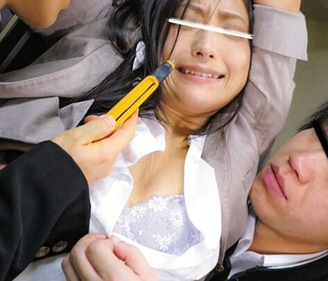 Screenshot 5 aus AP-460 Yoshikawa Aimi, Sasakura An, Kanou Hana: Weibliche Lehrerin in Schuluniform gefesselt, elektrische Stimulation, Panty-Raid