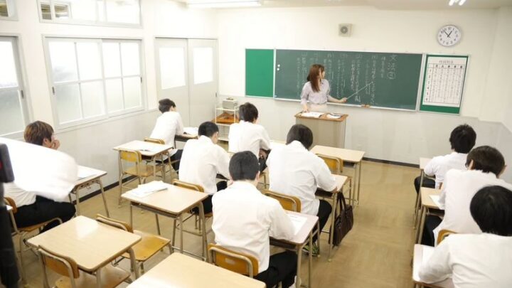 Screenshot 3 from BDA-099 Ooura Manami: El Aula del Afecto - Profesora Esclavizada - Montando en una Mini Falda - Lanzamiento Interno - Bukkake