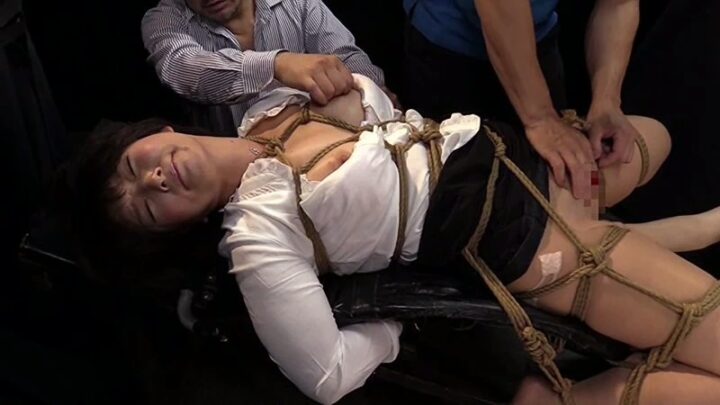 Screenshot 17 from DDHG-020 Ayuhara Itsuki : Le corps mature serré et collant d'une femme au foyer de 20 ans avec des sous-vêtements à constriction déchirante (Fétiche)