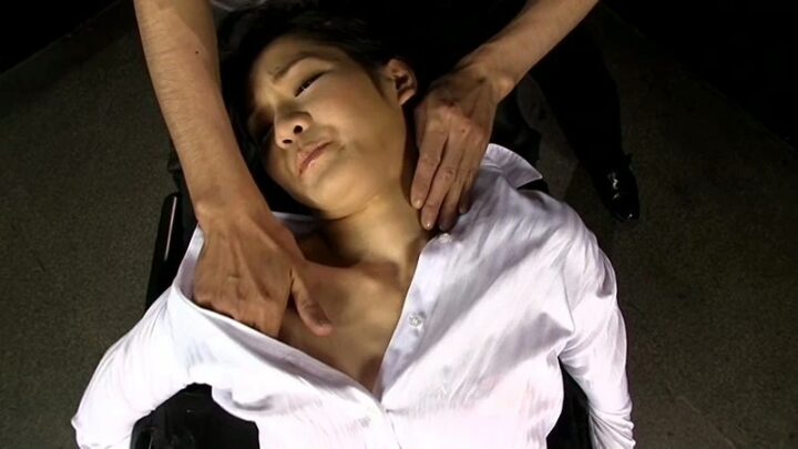 Screenshot 14 from DKWA-001 أخصائية تجميل رائعة بمهارات تدليك مذهلة تتعرض للسخرية من زبون وقح، ثم يعود الرجل المهين ليتحكم بها من خلال متعة حسية مفروضة - قصة شبح: تمرين تقييد الثدي الصغير، ميناموتو كانوكو