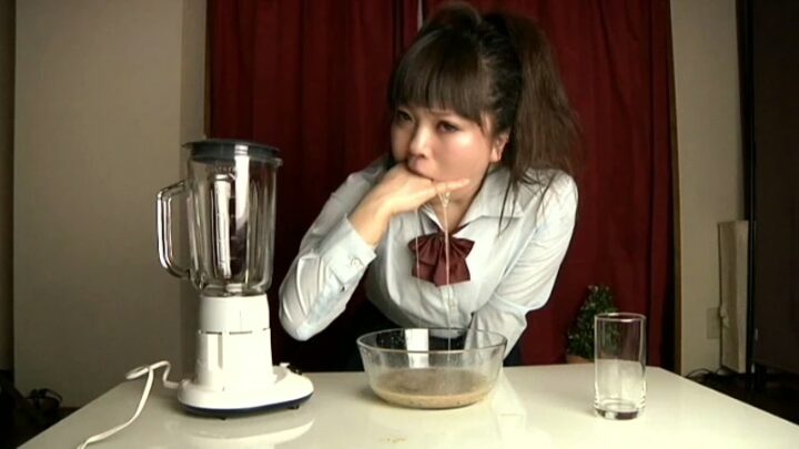 Screenshot 15 aus EVIZ-019 Kusakari Amo: Damen-WC - Anal-Queen, Gesicht-Reiten, Facesitting, Scat, Defäkation