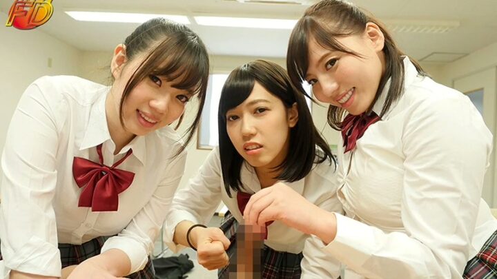 Screenshot 17 aus AVOP-321 Miyagi Aya, Shizutani Miyu: Freedom Academy Swim Club – Only Busty Girls Allowed, the Brutal Hazing Male Newcomers Face