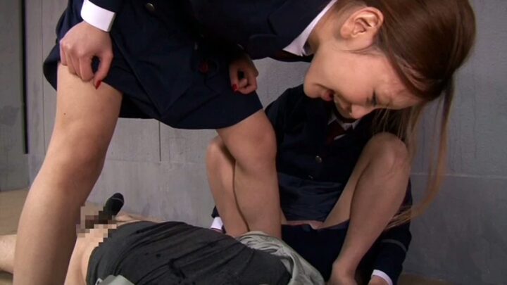 Screenshot 6 from NFDM-243 Gangbang Forzado de Reclusos: Trabajo de Pies de Mio Kuraki, Trabajo de Mano de Azumi Mizushima, Duchas Doradas, Esposa