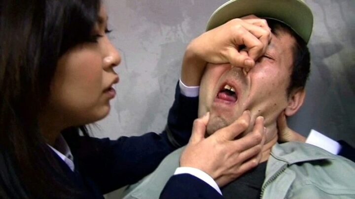 Screenshot 14 from NFDM-243 Gangbang Forzado de Reclusos: Trabajo de Pies de Mio Kuraki, Trabajo de Mano de Azumi Mizushima, Duchas Doradas, Esposa