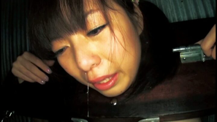 Screenshot 13 from STAR-1082 : Lolita scat en douche dorée avec forte poitrine