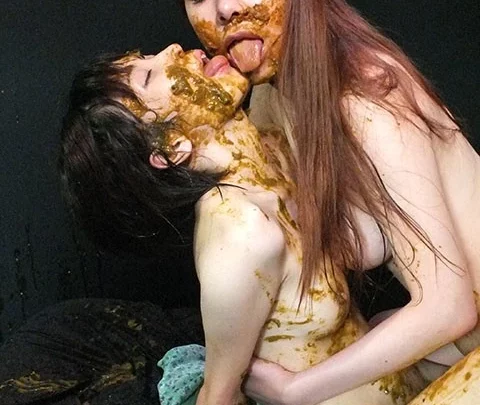 Screenshot 2 from VRXS-141 强烈的肛门和粪便游戏：南木司和高彩美在排便和食粪中
