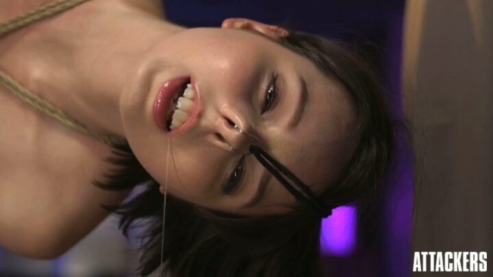 Screenshot 3 aus JBD-213: Grausame SM-Befragung: Nishita Karina Angreifer