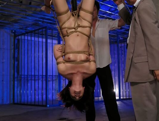 Screenshot 12 aus JBD-213: Grausame SM-Befragung: Nishita Karina Angreifer