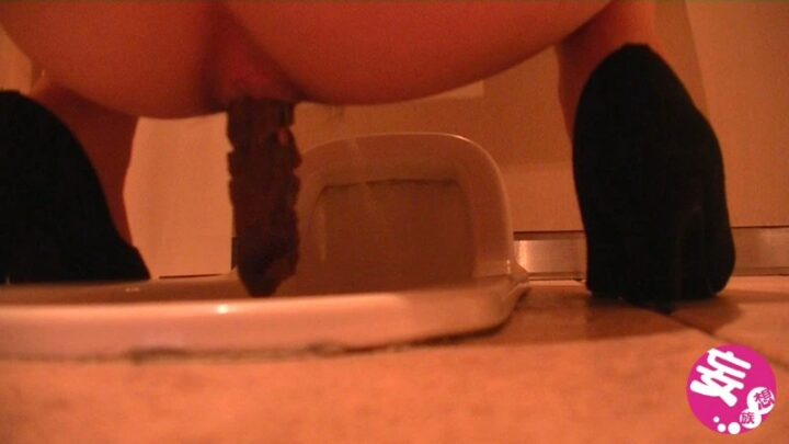 Screenshot 2 aus KBMS-044 Mein schüchterner Cousin und ich haben ihm alles gezeigt: Amateur 1113 Koubou / Fantasie Stamm 100 Minuten Goldene Duschen Defäkation