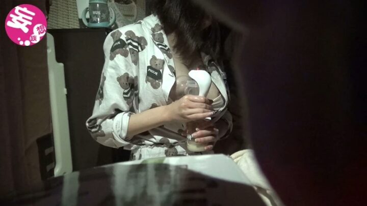 Screenshot 2 from KBMS-060: La moglie amatoriale che si filma mentre allatta e gioca con il seno - 1113 Koubou / FantastiClub Latte materno