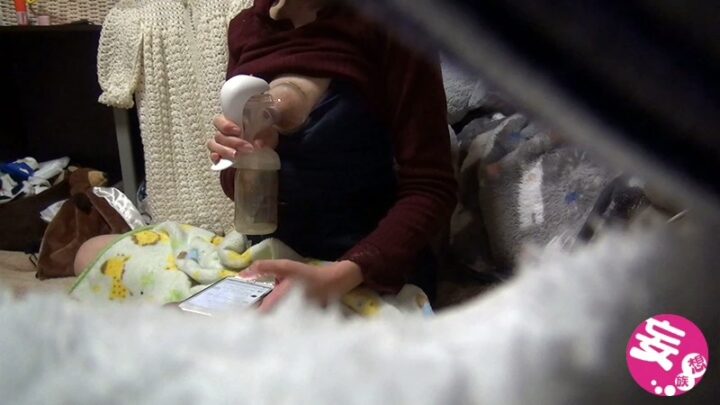 Screenshot 3 from KBMS-060: La moglie amatoriale che si filma mentre allatta e gioca con il seno - 1113 Koubou / FantastiClub Latte materno