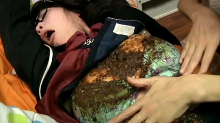 Screenshot 11 aus KSBR-001 Mutter und Schwiegertochter Lesbischer Scat: Mutter