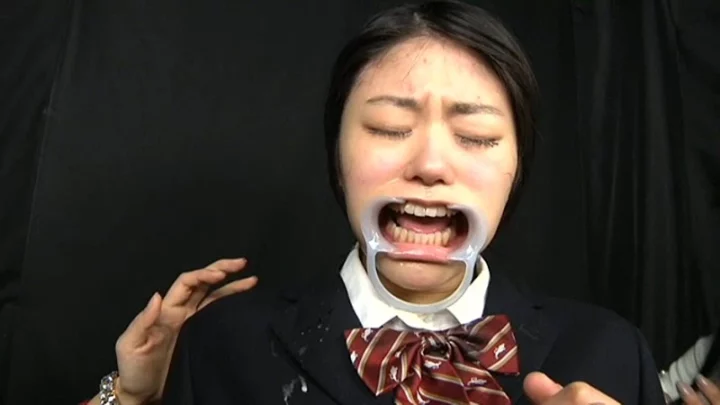 Screenshot 17 aus KYOU-002 Perverse Lesben 2: Mutou Tugumi, Amami Koyuki, Yuri Enjo - Lesbische Liebe, Faust und Urolagnie im verrückten Verlies der vier Wände