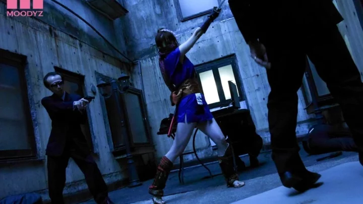 Screenshot 2 aus MIDE-060 Weibliche Ninja Ohhashi Miku Mega 120 Minuten Outdoor-Exposition Vergewaltigung Fesselung Demütigung Brille