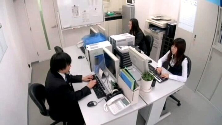 Screenshot 21 from ODV-318 Quiero hacer que mi colega junior se coma mi ropa interior... La jefa del departamento y el puro romance de oficina: Papá Grande Flojo, Sin Ropa Interior