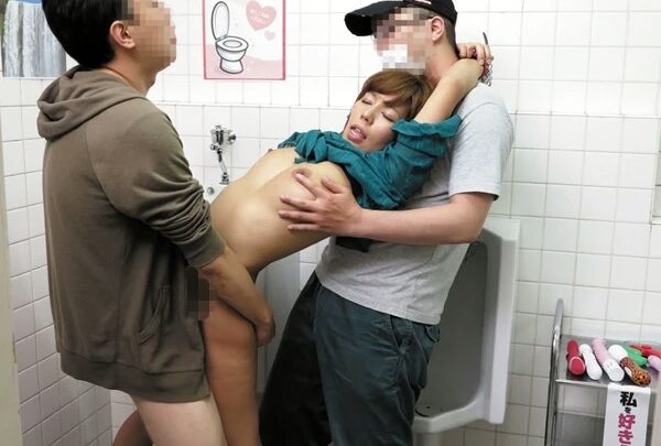 Screenshot 8 aus OYC-043 Öffentliche Toilette Handjob Sieg! Beliebte AV-Idol gezwungen, in einer städtischen öffentlichen Toilette zu masturbieren, ihr Körper überwältigt von Erregung! Versteckte Kamera Schauspielerin Soreggaa
