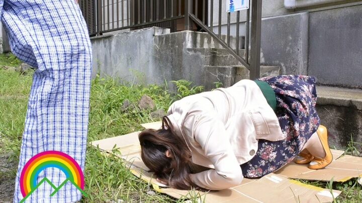 Screenshot 2 from SORA-175 なるみやいろは: 野外の調教 - 六本木妻、やまとそら、フェラ & 手コキ