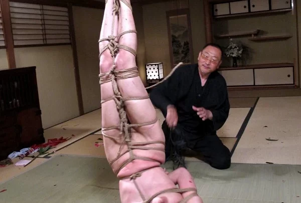 SSPD-094 攻撃者の15周年記念作品: 蛇の悪魔 SMスーパースペシャル - 縛られた若林美保 のスクリーンショット 2