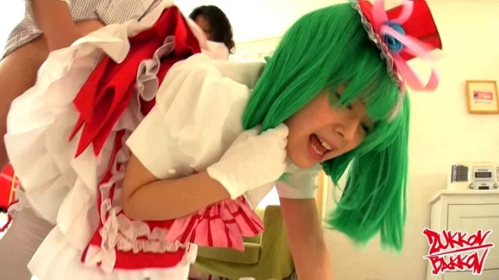 Screenshot 7 from ZUKO-086 事件后，Cosplayer和我有一个秘密的三人行……南里绪奈、松本芽衣、七白南、大神莉奈